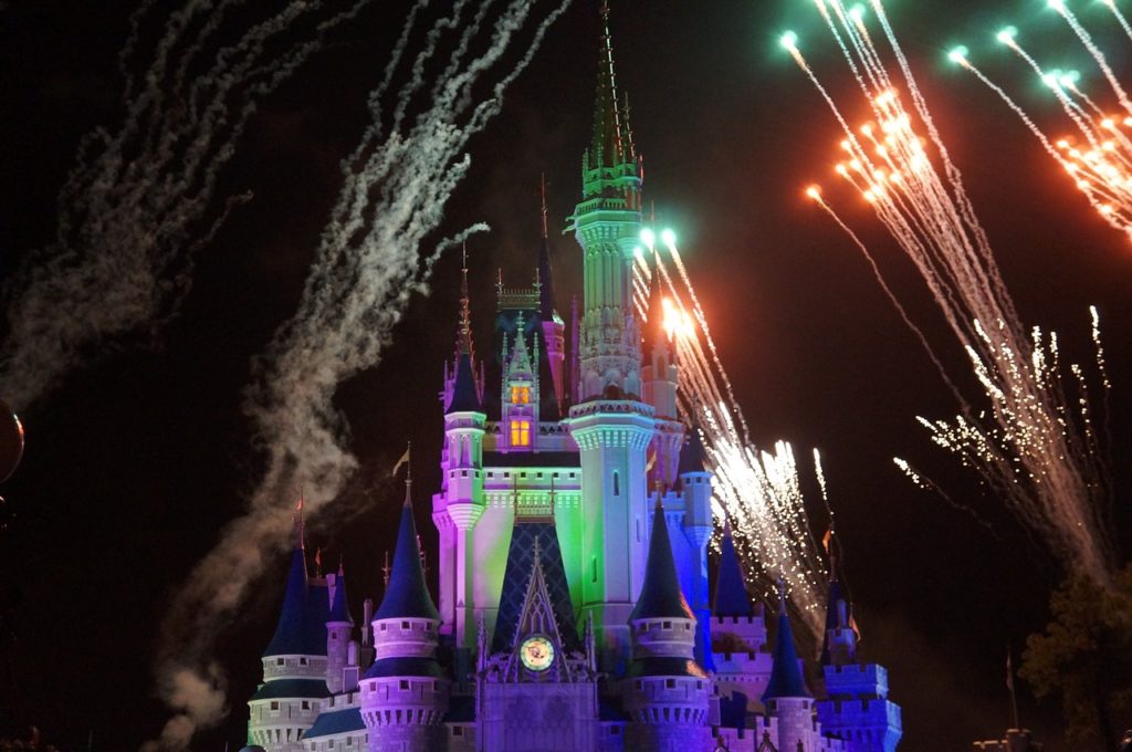 Fuegos artificiales sobre el castillo de Cenicienta en Magic Kingdom