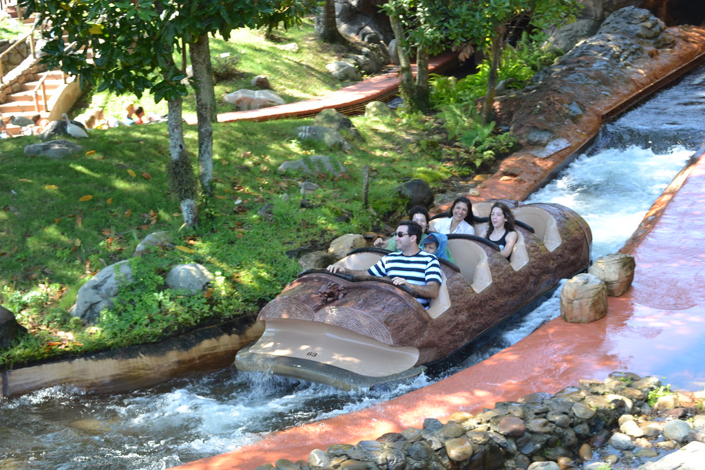 familia montando en la montaña splash