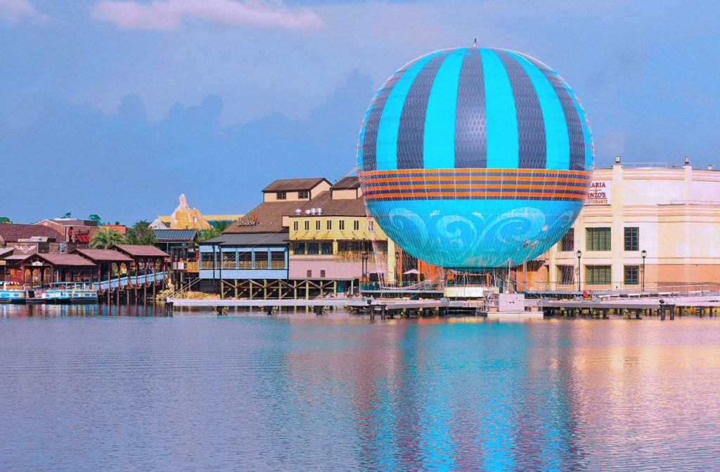 vista de las atracciones de Disney Springs desde el lago