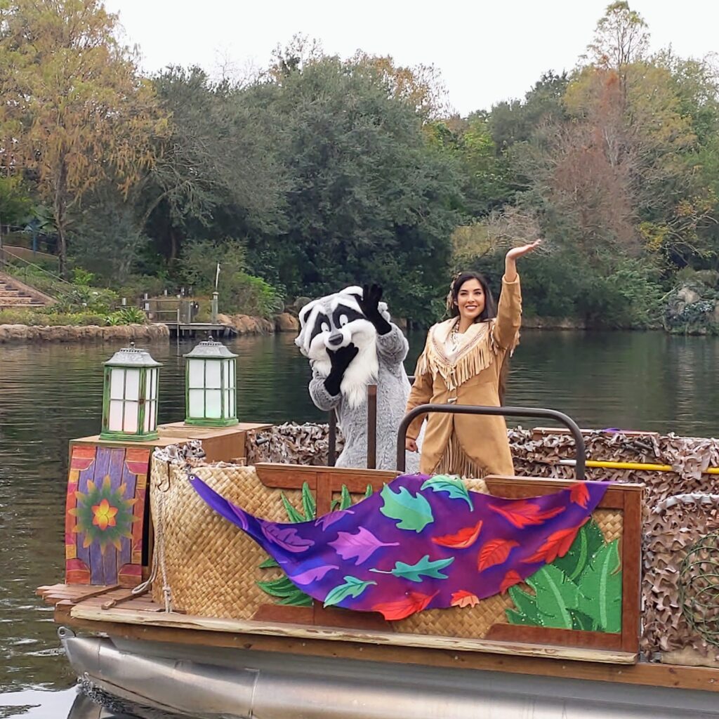 Personajes de Pocahontas y Miko en barco en Animal Kingdom