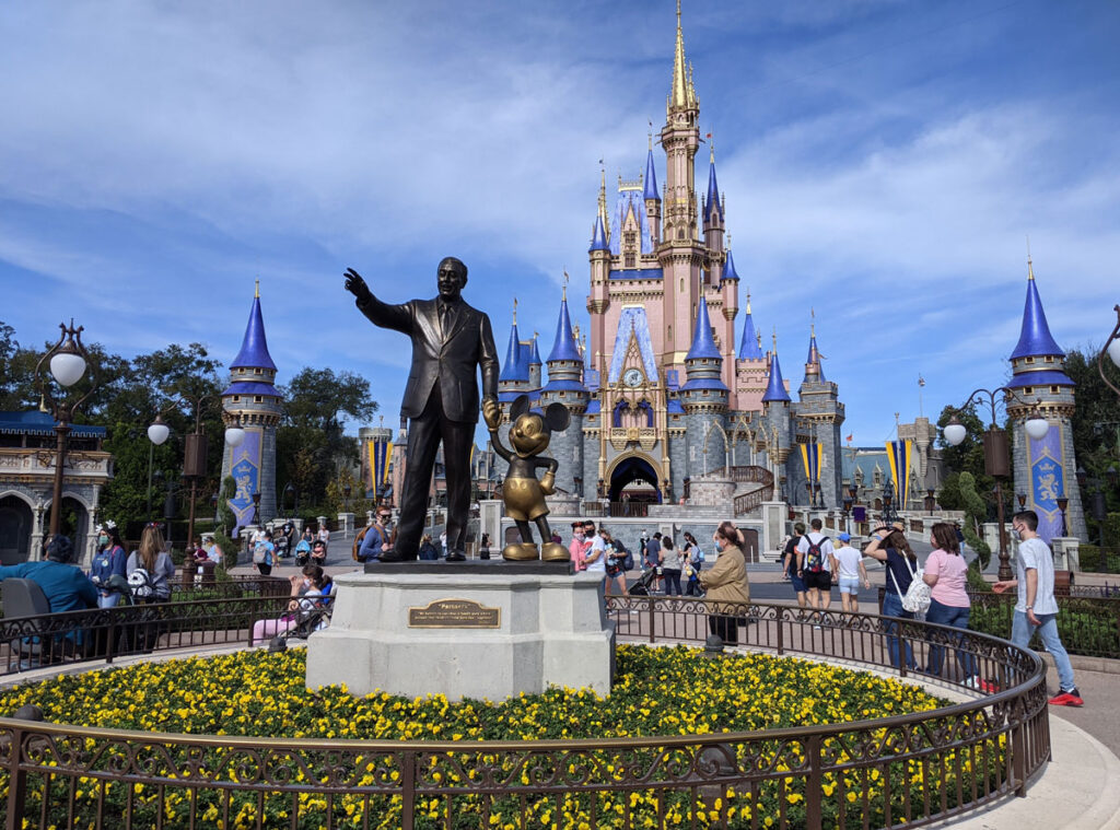 walt-y-mickey-frente-al-castillo-de-cenicienta