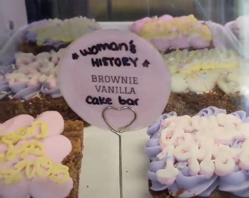 Barra de pastel de vainilla y brownie dentro de Erin McKenna's Bakery NYC