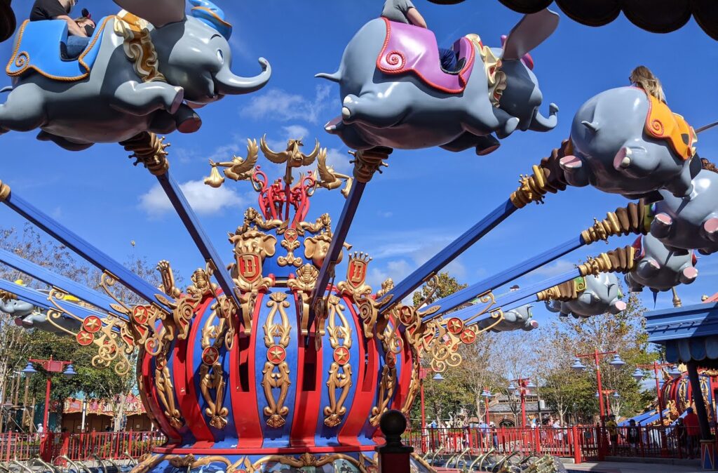 Dumbo, la atracción del elefante volador en Magic Kingdom