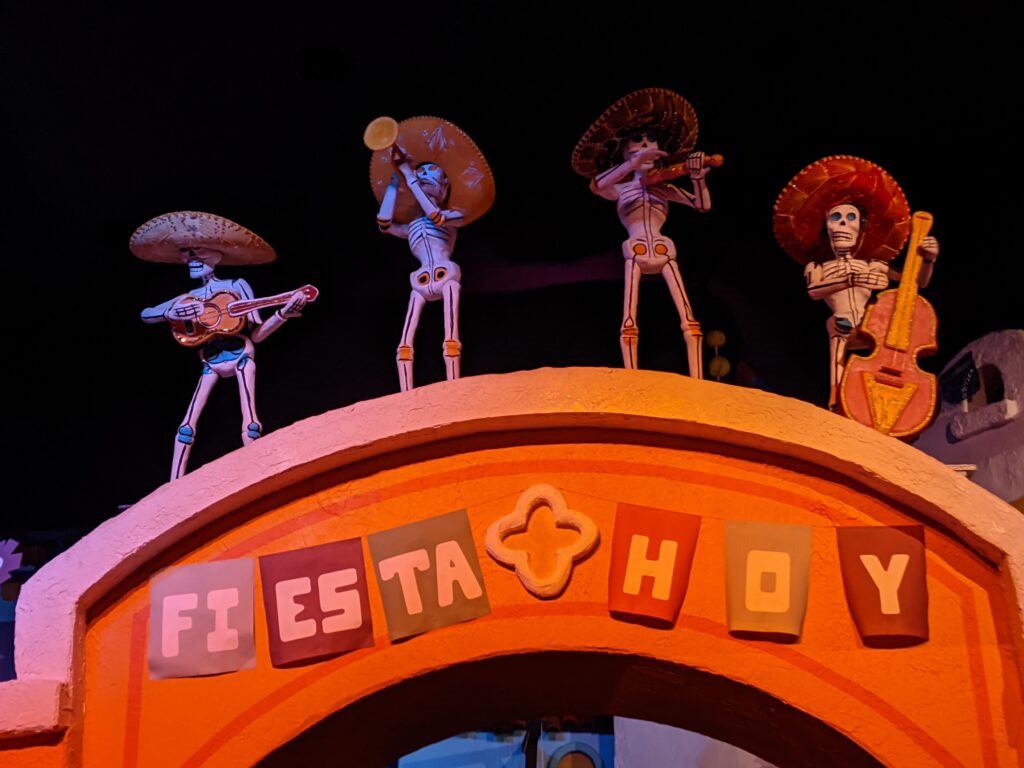 Dentro de la atracción Gran Fiesta Tour en Epcot