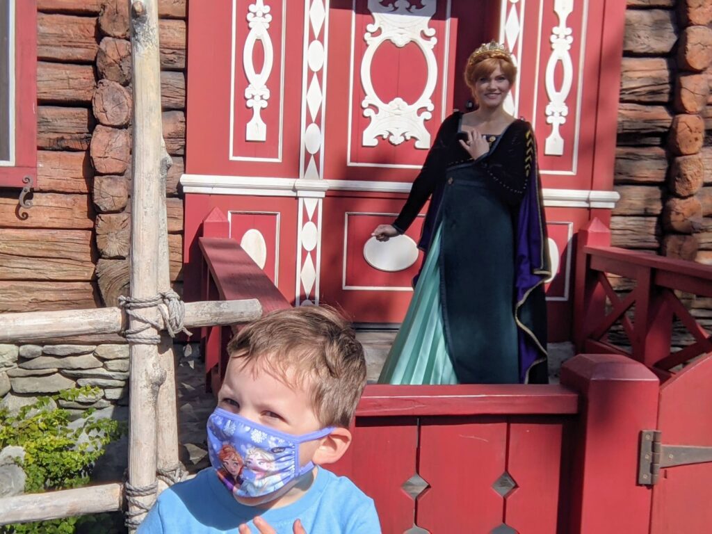 Lincoln luce su máscara congelada mientras conoce a Anna en Royal Summerhus en Epcot