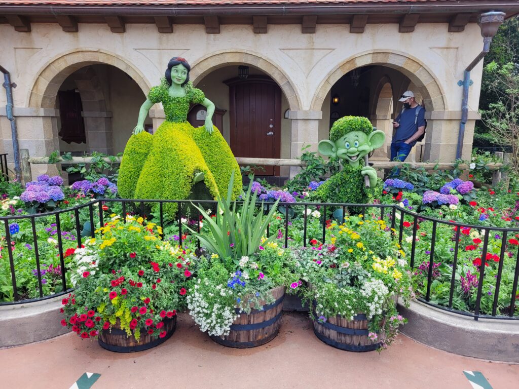 Snow White and Dopey Topiary