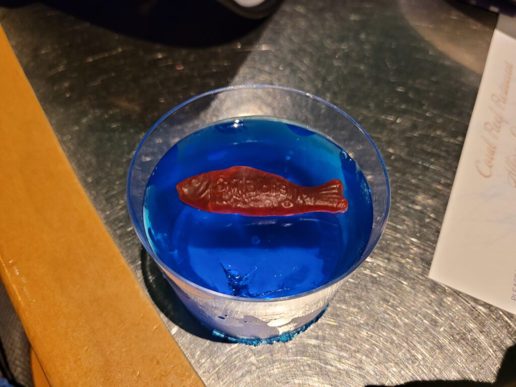 Postre para niños de gelatina azul con pescado sueco en el restaurante Coral Reef