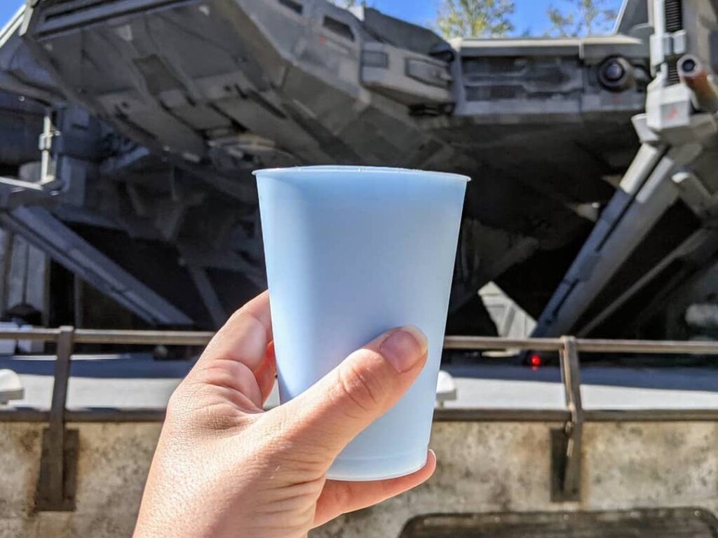 Leche azul en puesto de leche en Star Wars Galaxy's Edge - Hollywood Studios