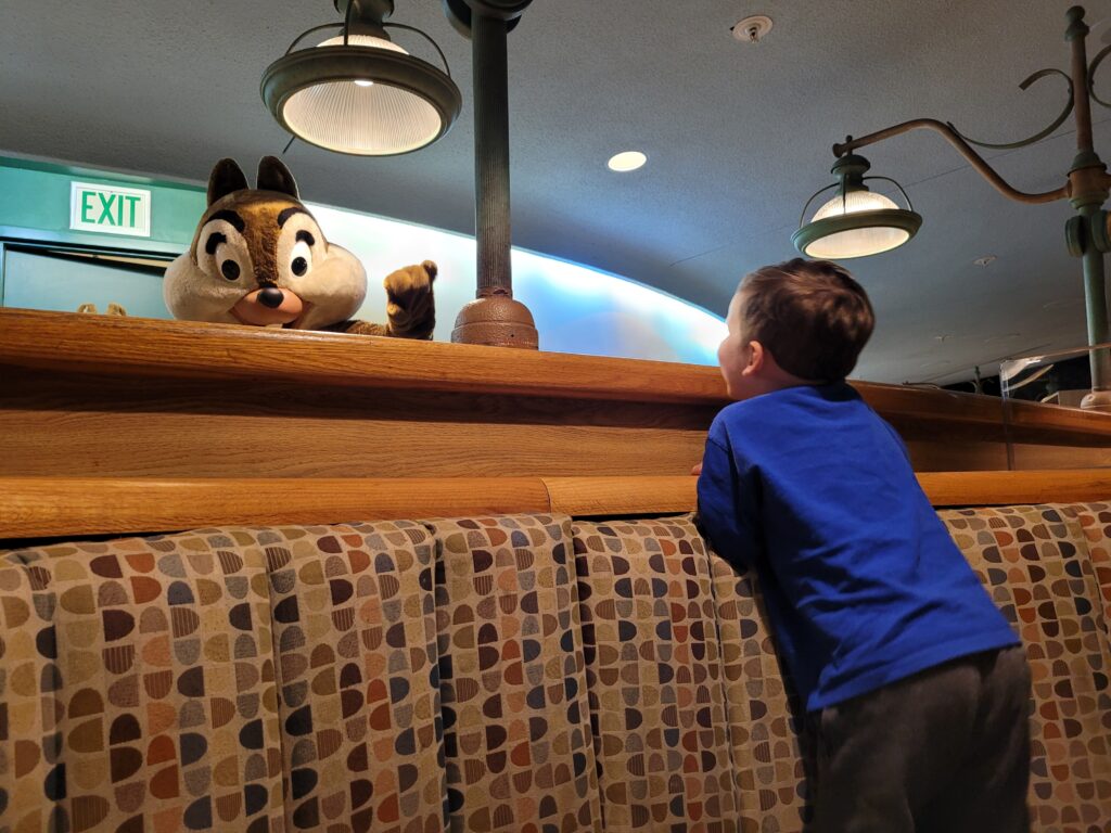 Chip saludando en Epcot's Garden Grill