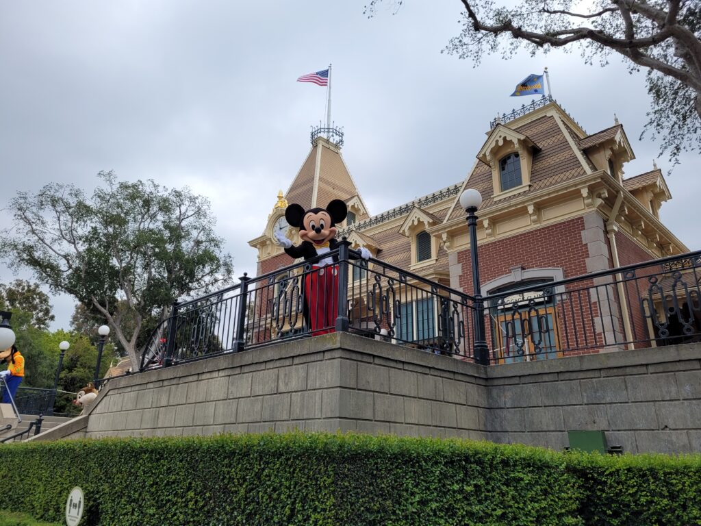 Conoce y saluda a los personajes de Mickey en la calle principal de Disneyland