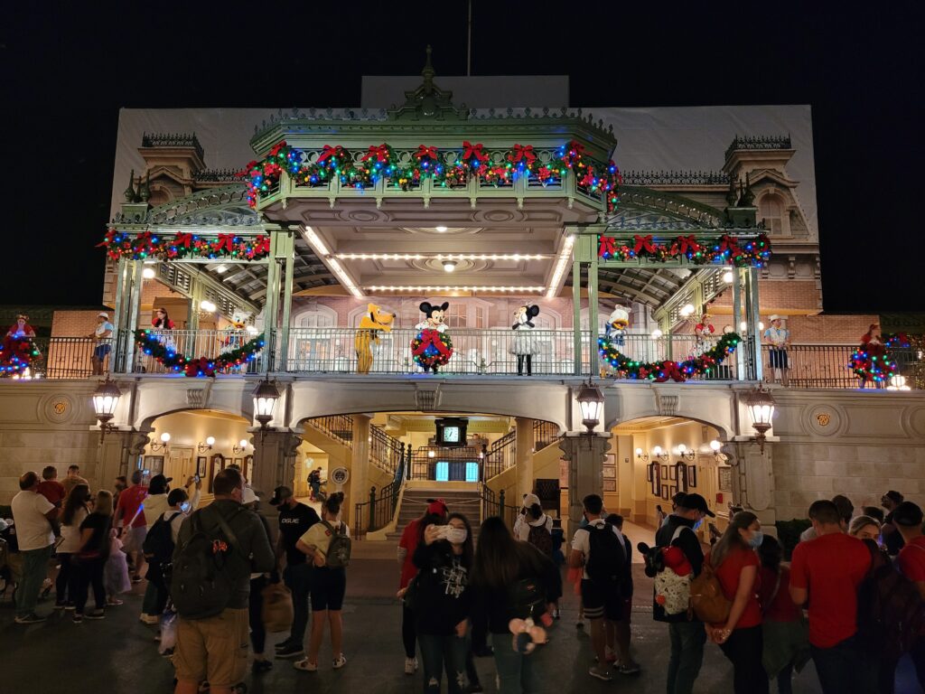 Mickey Minnie Goofy cerca de Main Street