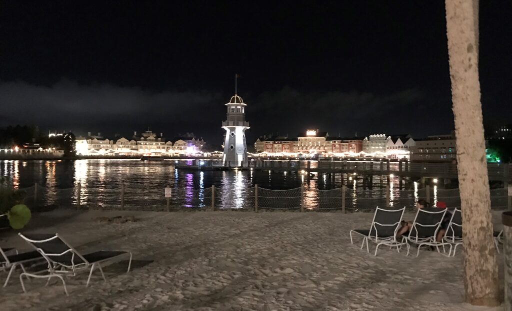 El paseo marítimo de la playa de Disney