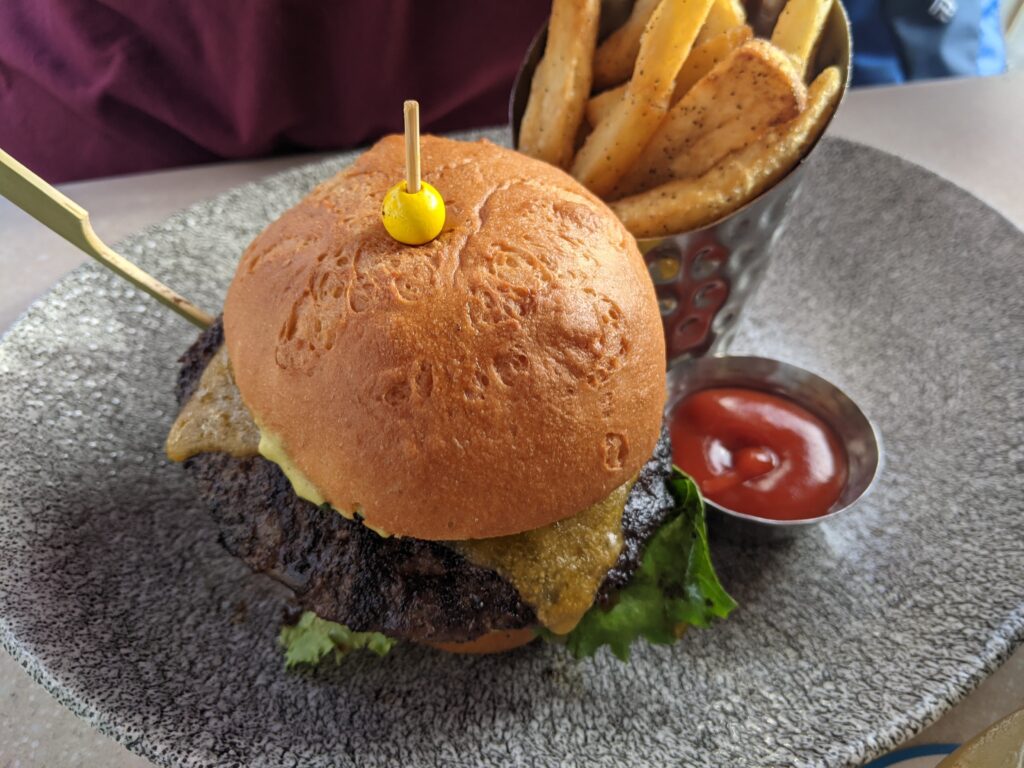 Hamburguesa de queso cheddar con panecillo sin gluten de Lamplight Lounge