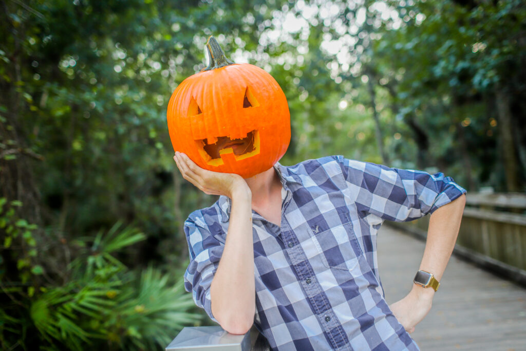 Hombre sujetando una Jack-o-lantern durante Halloween en Celebration, Florida