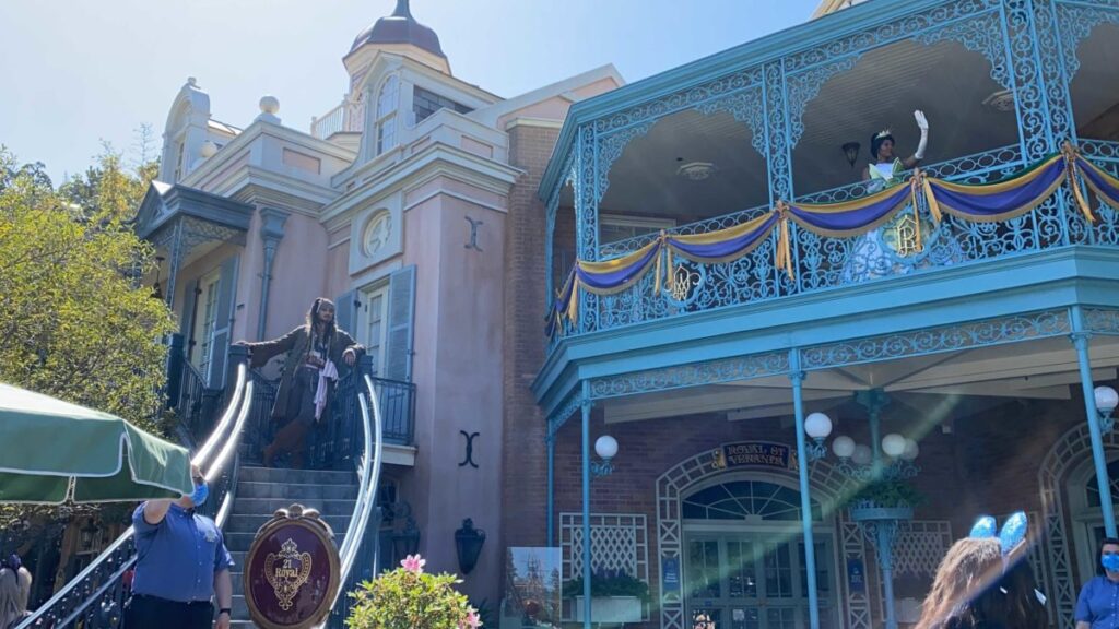 Jack Sparrow y Tiana se encuentran y saludan a distancia en el parque temático Disneyland