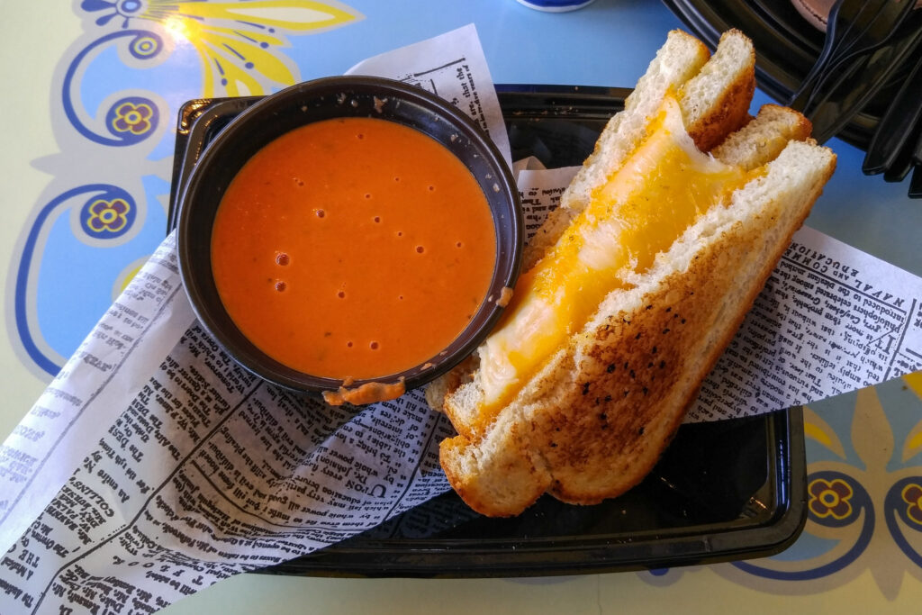 Jolly Holiday Combo - Sándwich de queso tostado con sopa de tomate y albahaca de HarshLight