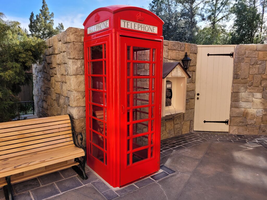 Cabina de teléfono roja en el pabellón del Reino Unido en Epcot