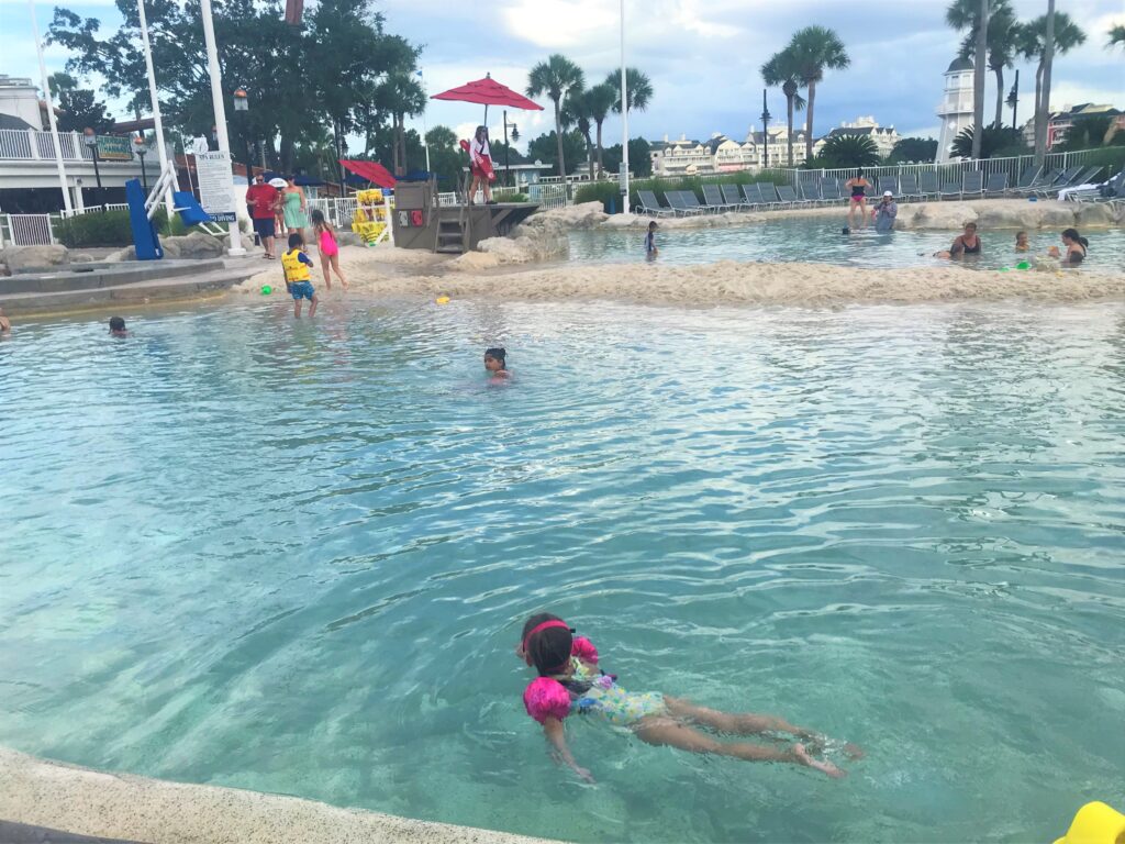 Piscina con fondo de arena de Stormalong Bay