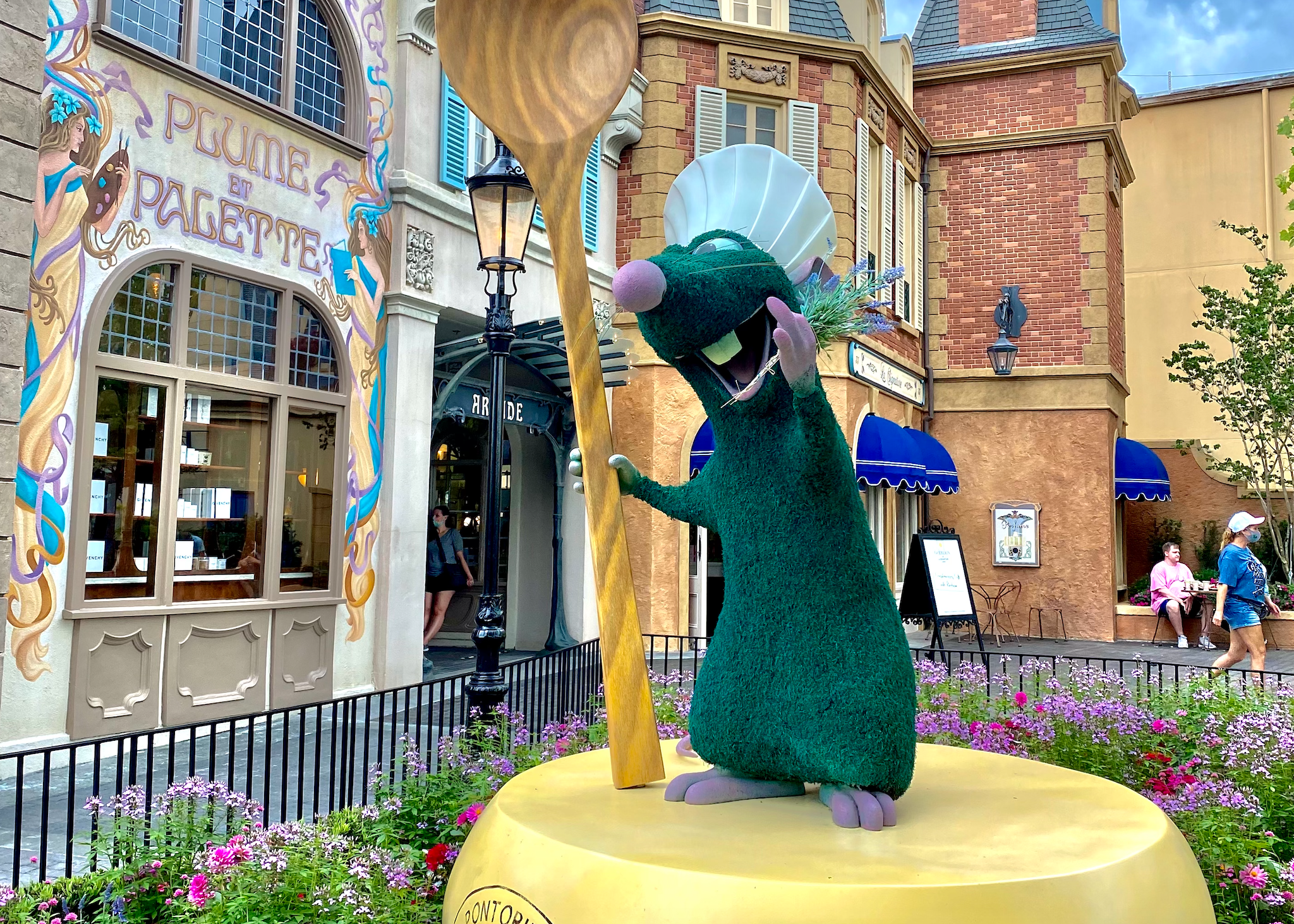 Remy de la estatua de Ratatouille de Disney en el pabellón de Francia de Epcot