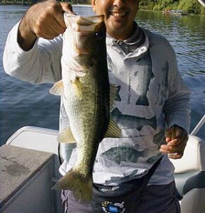 Invitado pescando un pez en Disney's Bass Fishing Tour. 