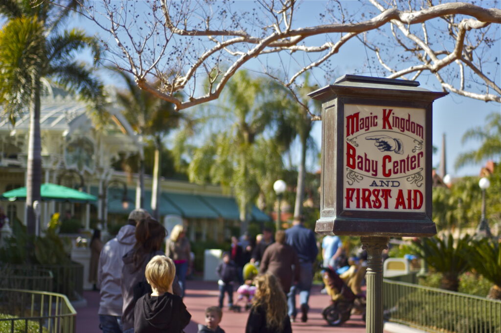 Centro de bebés y señal de primeros auxilios - Magic Kingdom