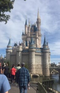 Invitados en una visita guiada en Disney's Magic Kingdom