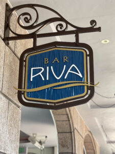 Letrero de Bar Riva en Disney DVC Riviera Resort