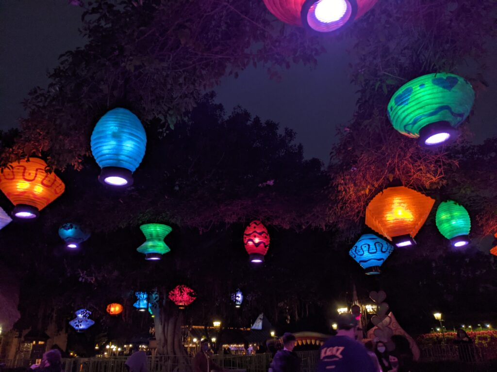 Linternas de techo en la noche - Atracción de Mad Tea Party en Disneyland