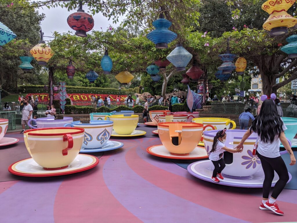 Tazas de té en la atracción Mad Tea Party en Disneyland