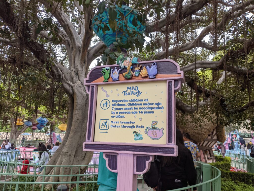 Iniciar sesión Mad Tea Party Queue - Disneyland