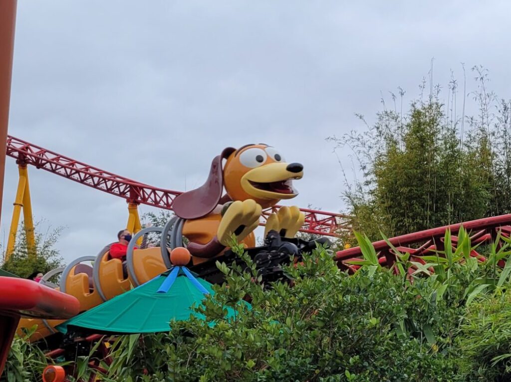 Slinky Dog Dash Coaster en acción