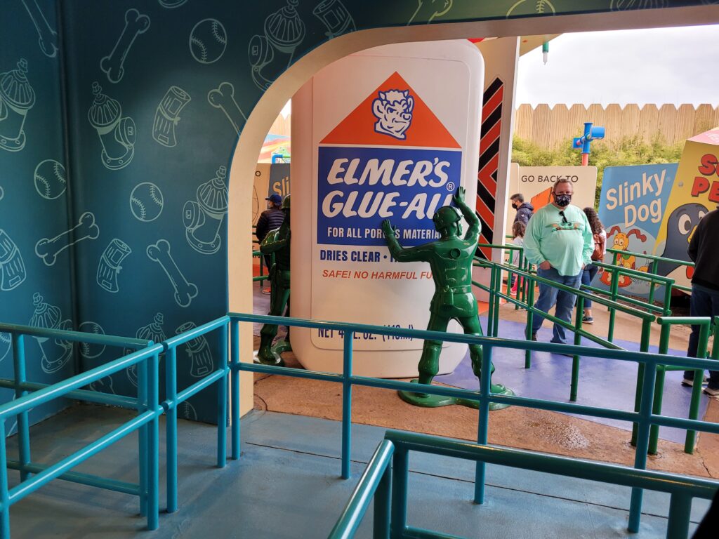 Hombres del ejército en cola Slinky Dog Dash