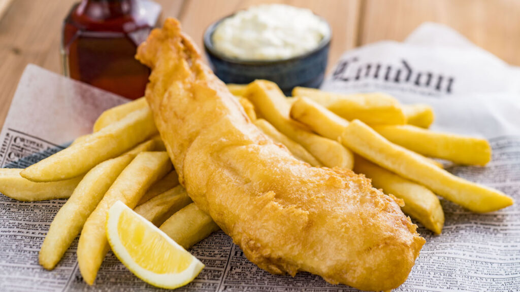 Fish and chips en EPCOT's walk up window chippery.