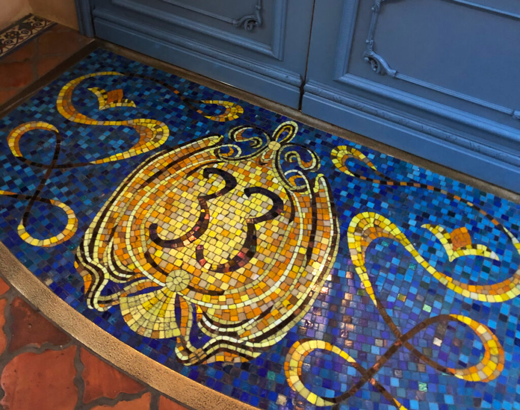 Mosaico a la entrada del Club 33 Disneyland