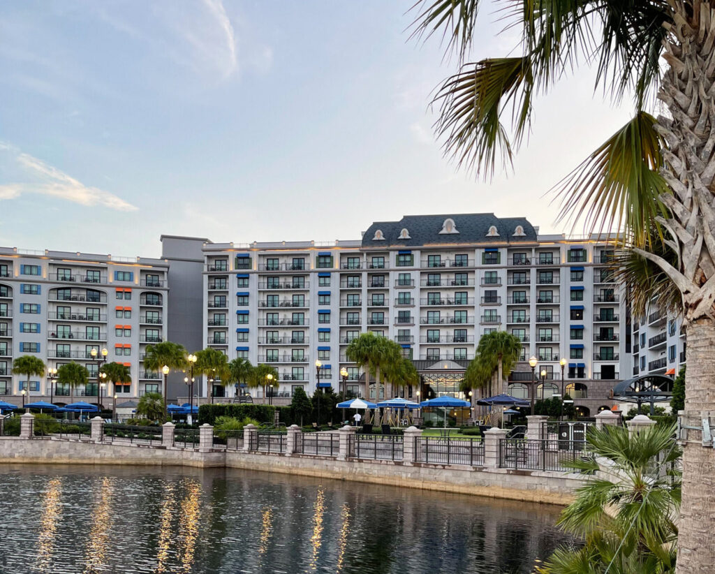 Vista de Disney DVC Riviera Resort desde el lago