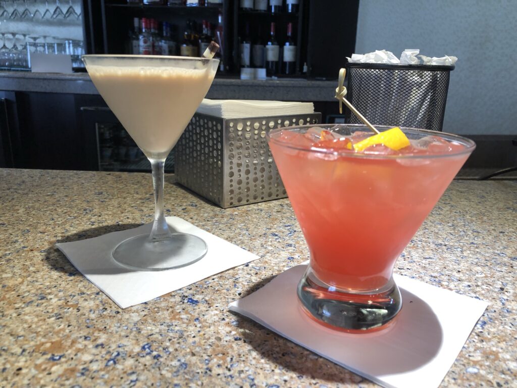 Bebidas en el bar Outer Rim en Disney's Contemporary Resort