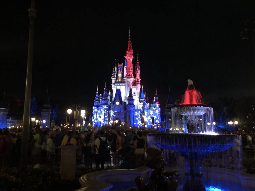 Proyecciones del castillo en Magic Kingdom durante el espectáculo Happily Ever After.