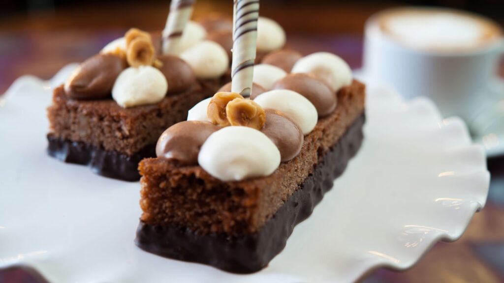 Hazelnut polenta cakes with hazelnut spread and sweet cream