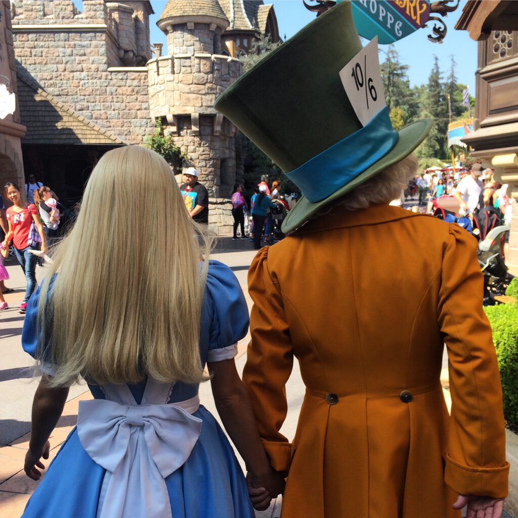 Alicia y el Sombrerero Loco caminando por Fantasyland - Disneyland