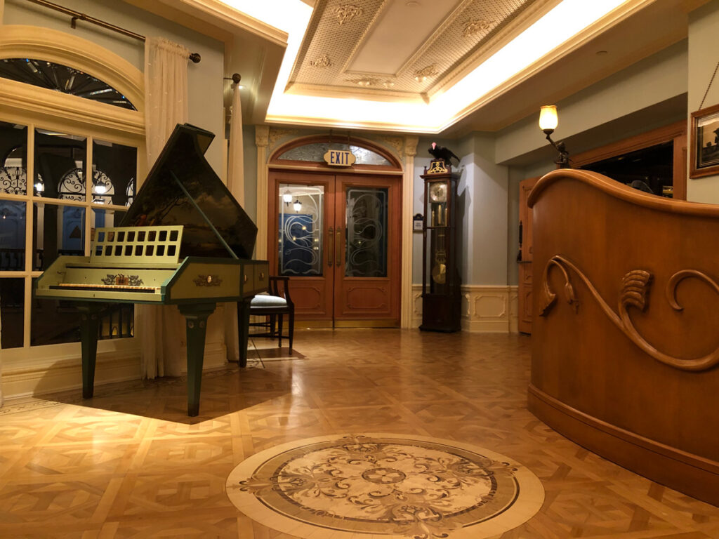 Pianoforte al Club 33 di Disneyland