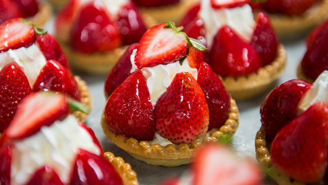 les-halles-boulangerie-patisserie-strawberry-dessert-16x9