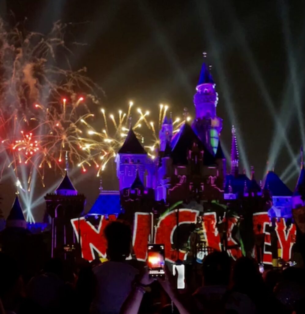 Fuegos artificiales en la celebración del 66 cumpleaños de Disneyland.