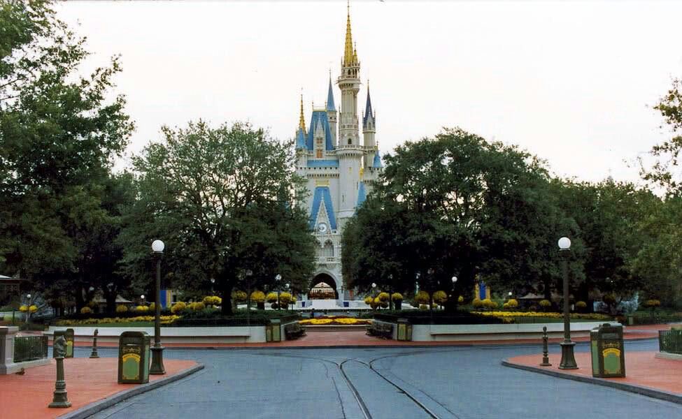 El centro frente al Castillo de Cenicienta de Disney