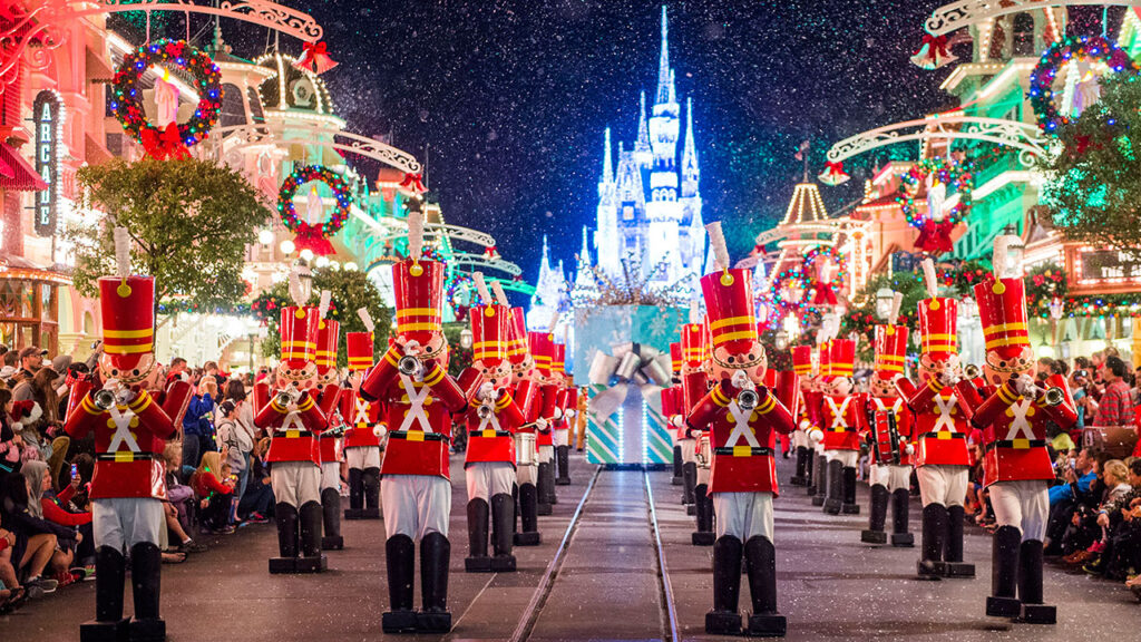 Soldados de juguete en el desfile navideño de Magic Kingdom