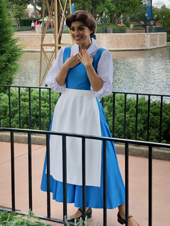 Belle personaje conoce y saluda en Epcot