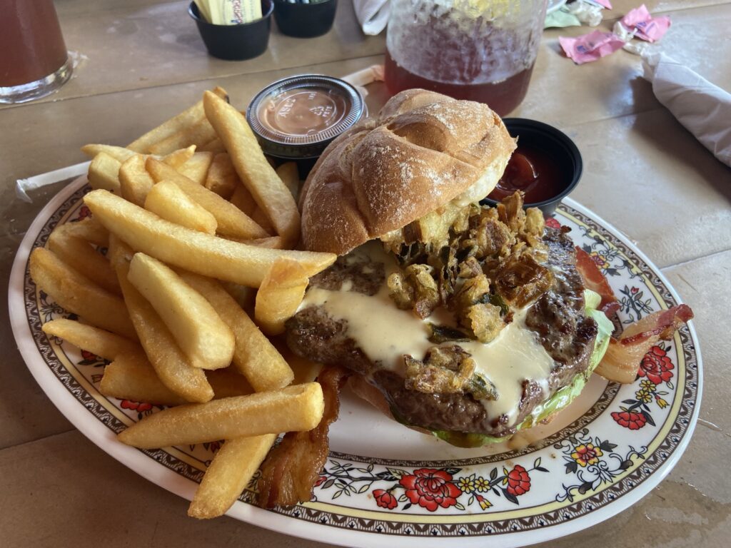 Hamburguesa de pub galés, rosa y corona