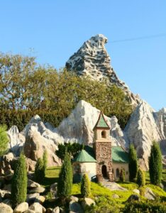 Vista de Matterhorn desde Storybook Land Canals