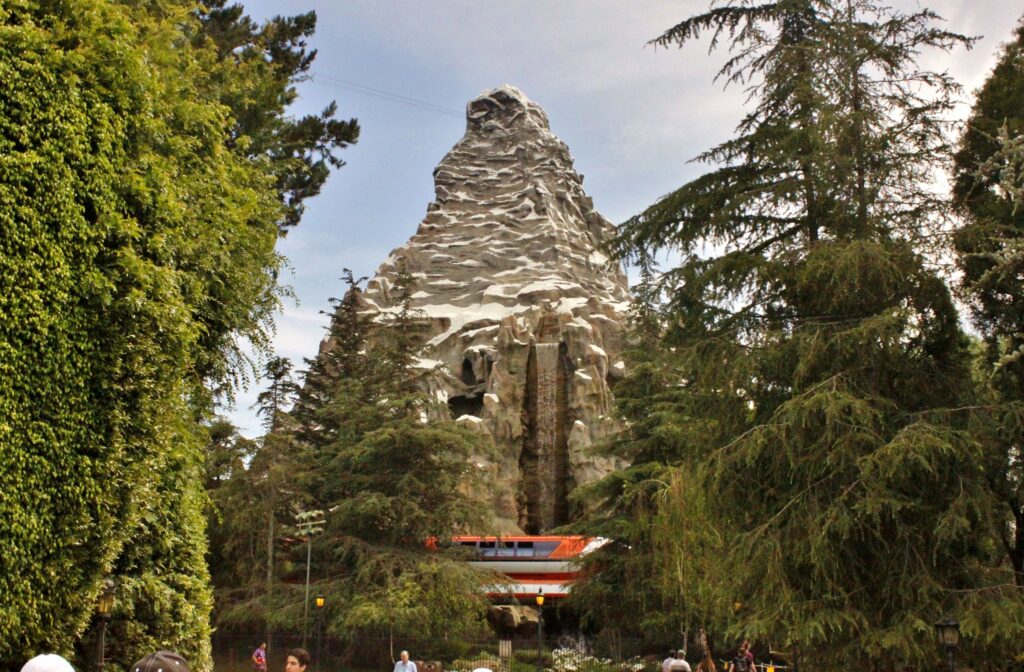 Vista de Matterhorn Bobsleds en Disneyland, CA