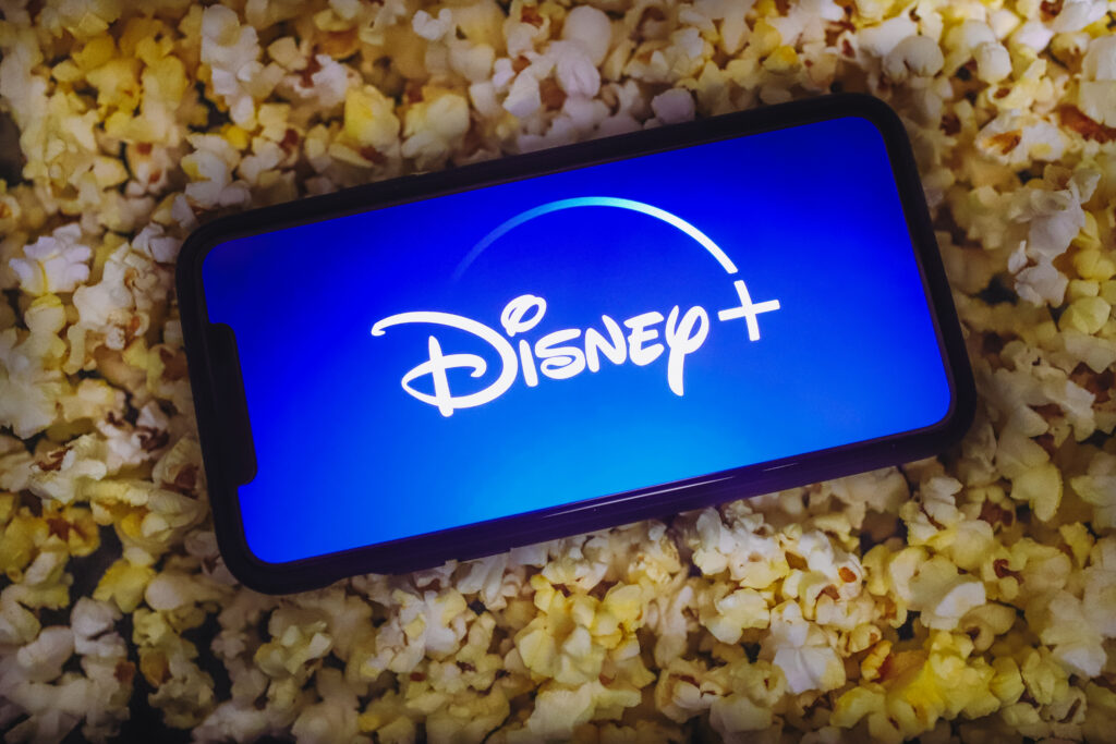 Logotipo de Disney Plus en palomitas de maíz 