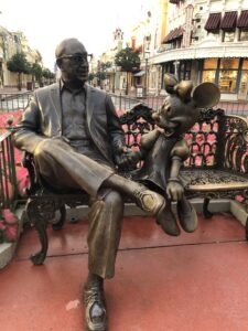 Estatua de socios en Magic Kingdom